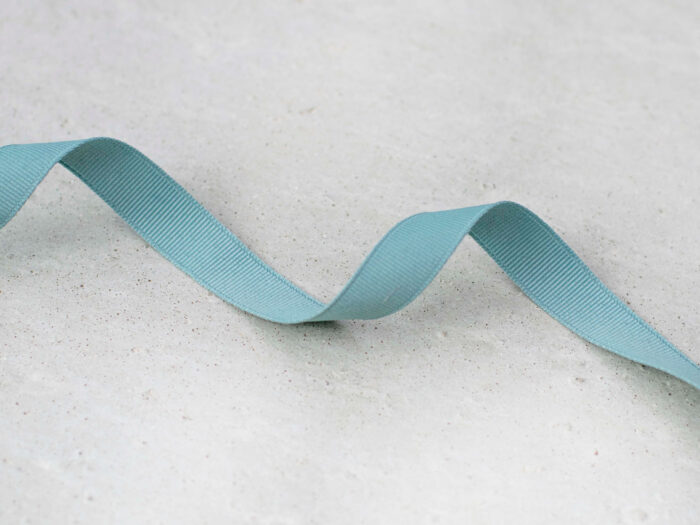 Ribbat satinband i färgen duvblå